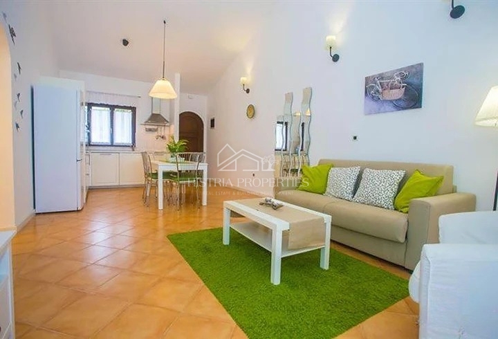 Vista mare con piscina in comune e casa attrezzata per una piacevole vacanza