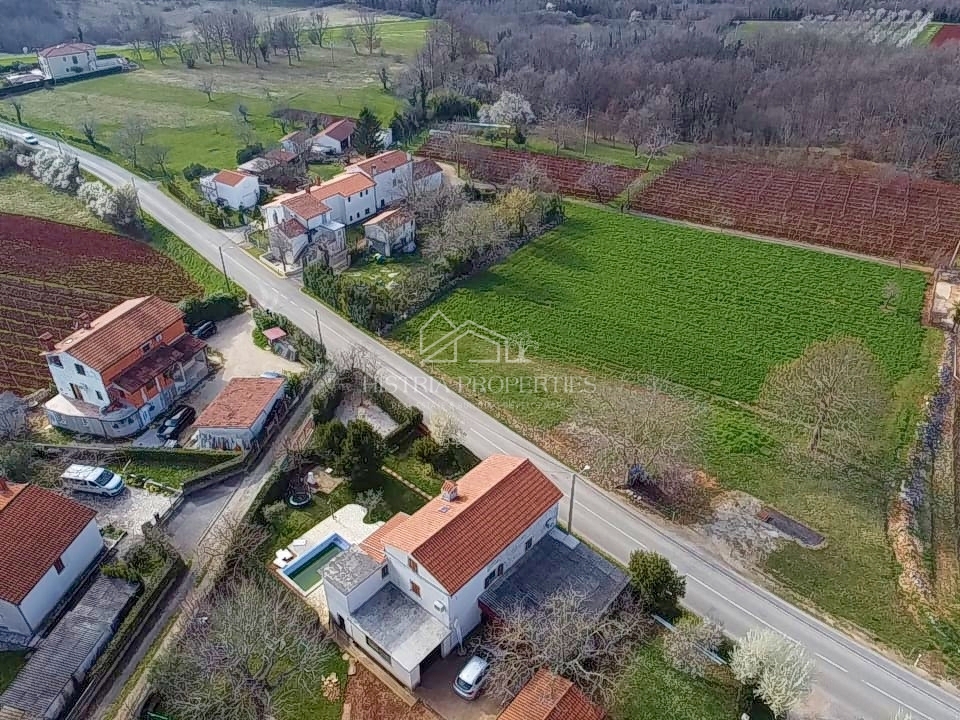 Un'ottima opportunità per gli investitori e la costruzione di diversi edifici residenziali su un ampio terreno con infrastrutture.