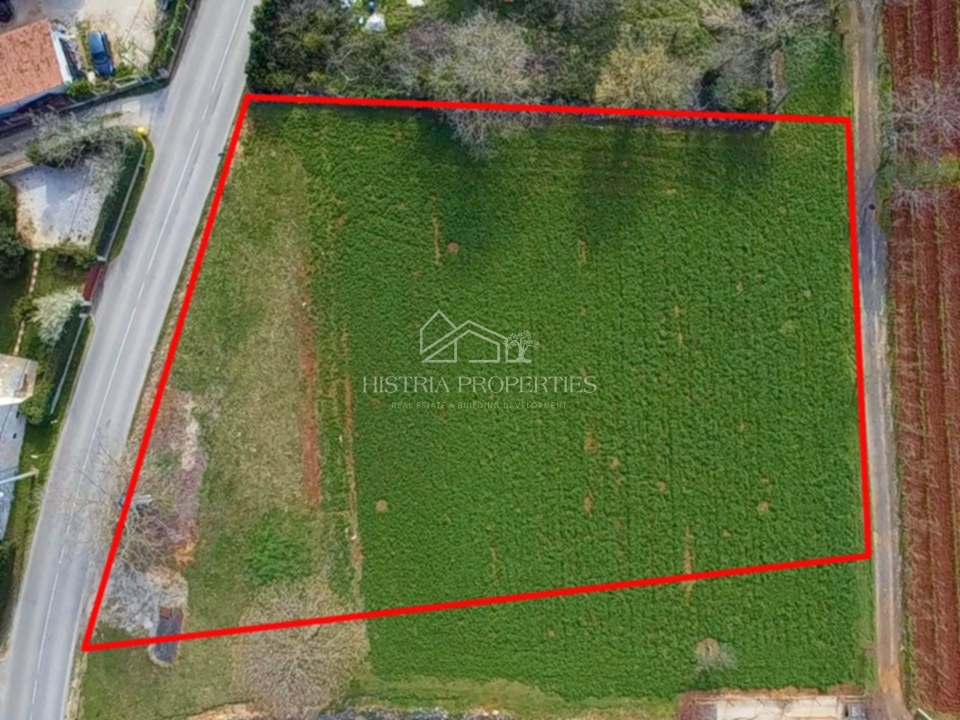 Un'ottima opportunità per gli investitori e la costruzione di diversi edifici residenziali su un ampio terreno con infrastrutture.