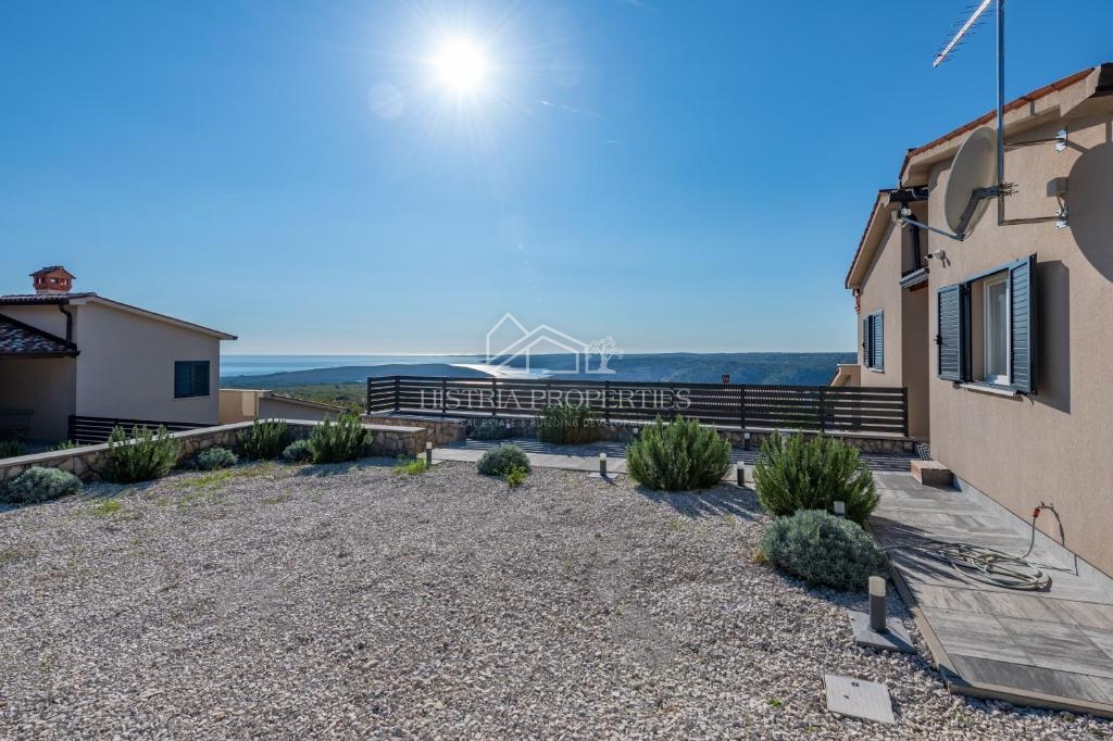 Splendida vista panoramica sulla baia di Raška e casa in affitto con 2 appartamenti arredati.