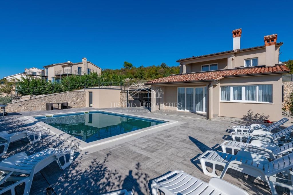 Splendida vista panoramica sulla baia di Raška e casa in affitto con 2 appartamenti arredati.