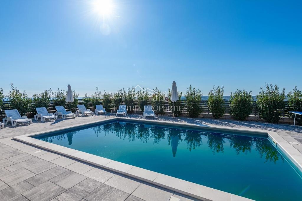 Splendida vista panoramica sulla baia di Raška e casa in affitto con 2 appartamenti arredati.