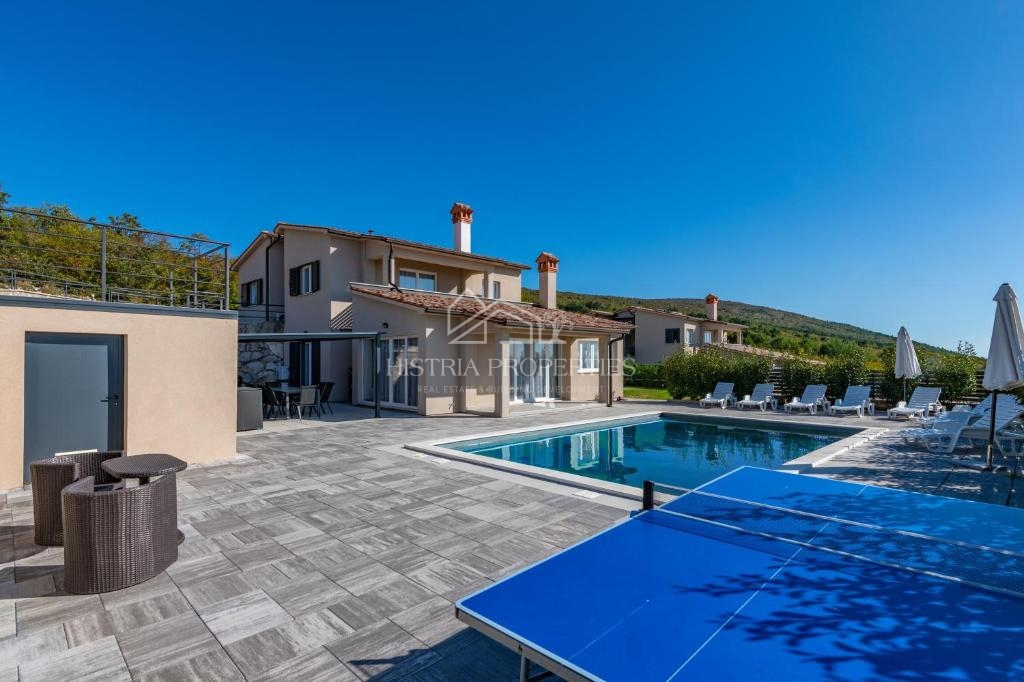 Splendida vista panoramica sulla baia di Raška e casa in affitto con 2 appartamenti arredati.