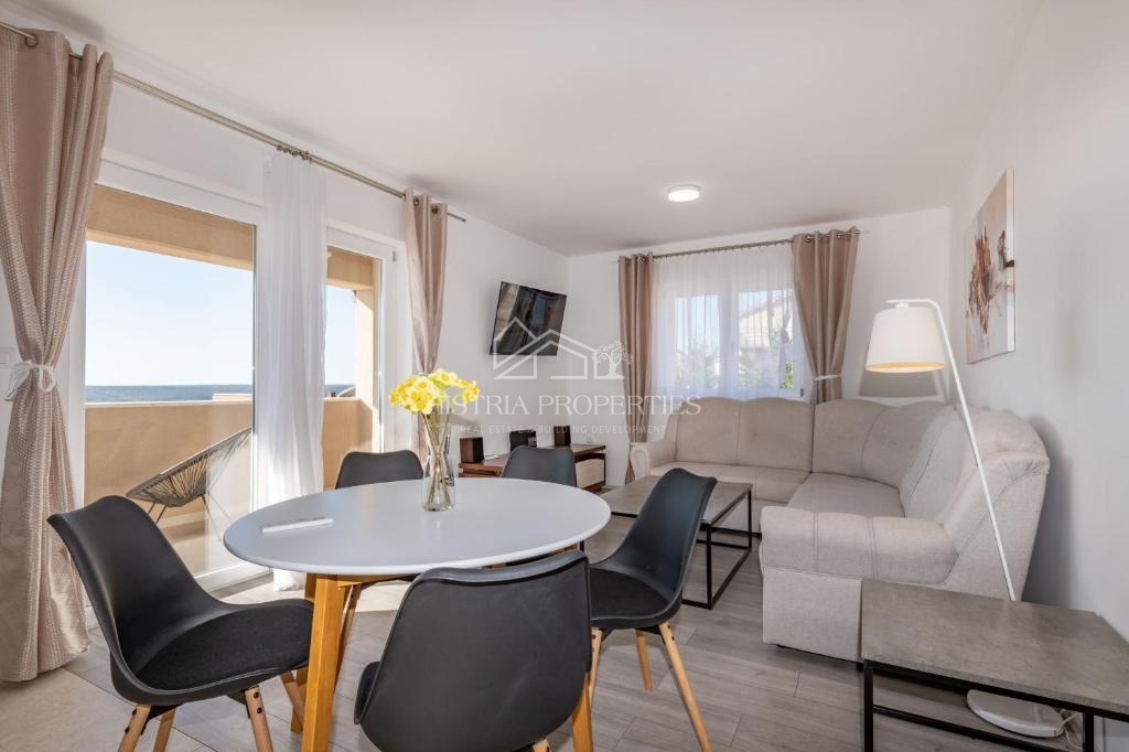 Splendida vista panoramica sulla baia di Raška e casa in affitto con 2 appartamenti arredati.