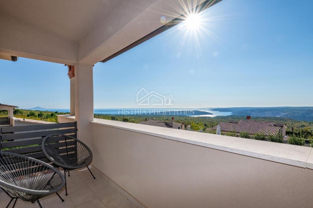 Splendida vista panoramica sulla baia di Raška e casa in affitto con 2 appartamenti arredati.