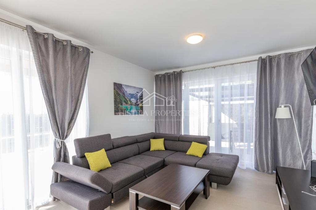 Splendida vista panoramica sulla baia di Raška e casa in affitto con 2 appartamenti arredati.