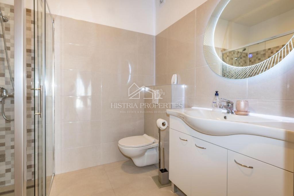 Splendida vista panoramica sulla baia di Raška e casa in affitto con 2 appartamenti arredati.