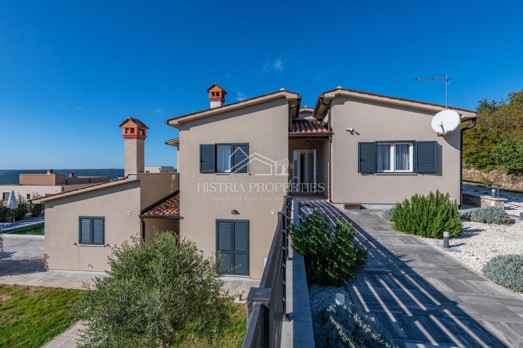 Splendida vista panoramica sulla baia di Raška e casa in affitto con 2 appartamenti arredati.