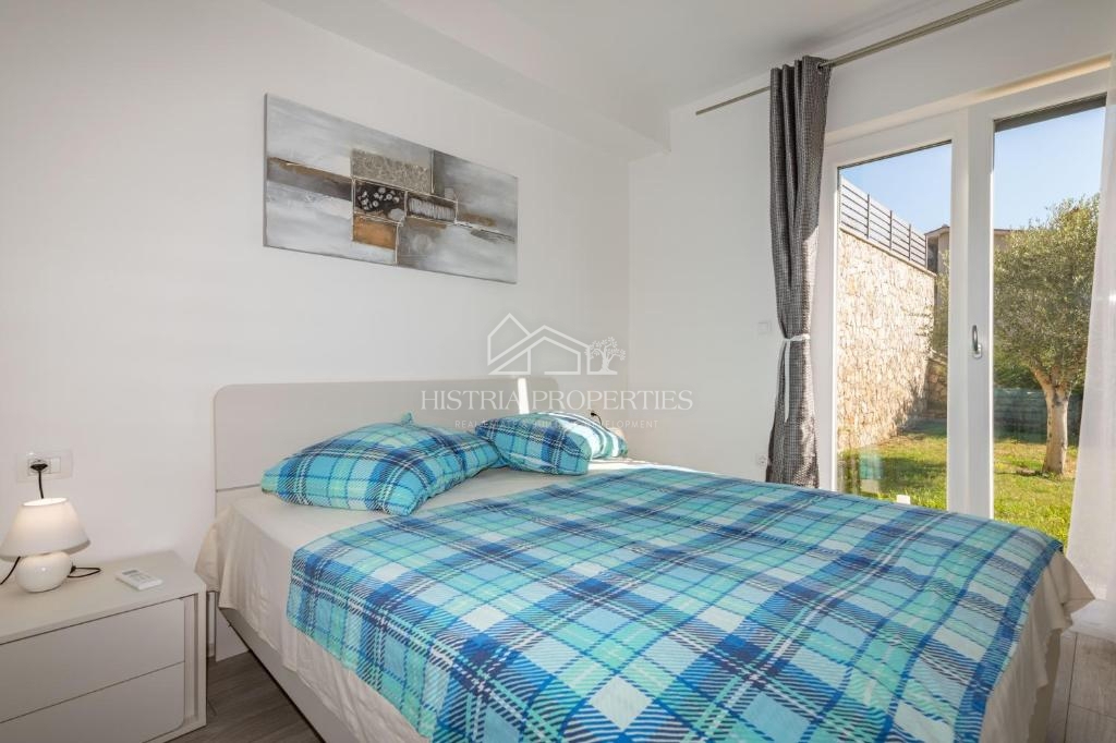 Splendida vista panoramica sulla baia di Raška e casa in affitto con 2 appartamenti arredati.