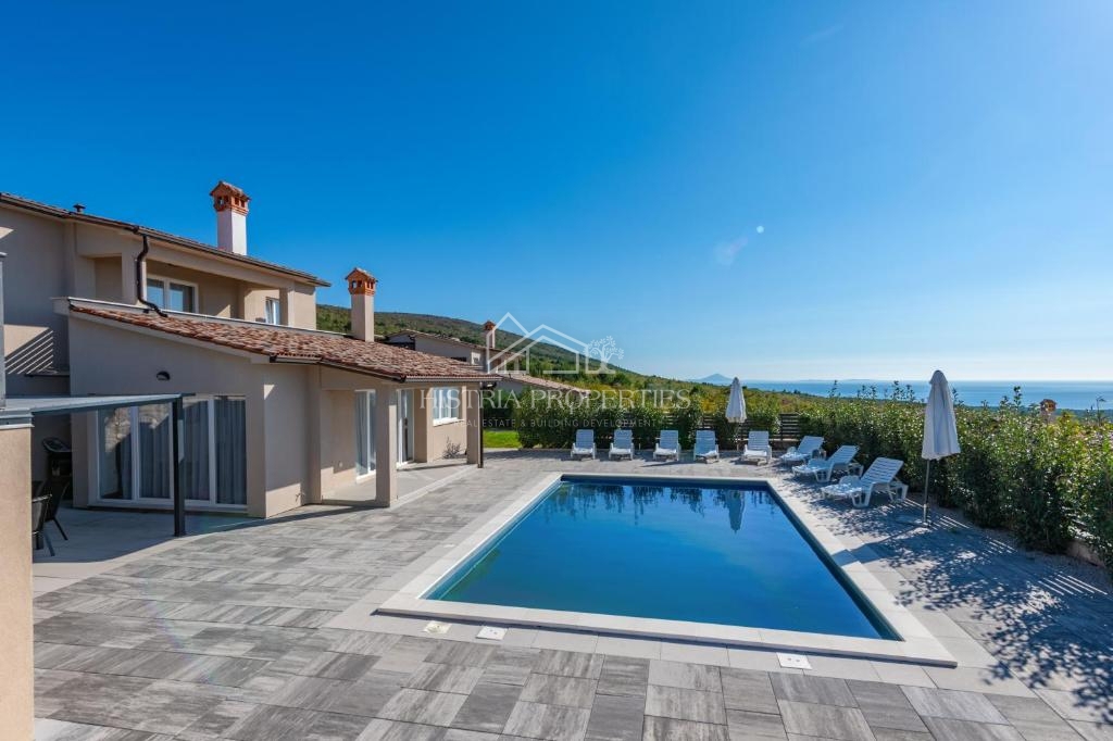 Splendida vista panoramica sulla baia di Raška e casa in affitto con 2 appartamenti arredati.