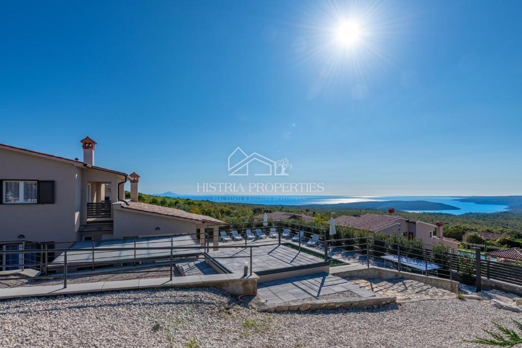 Splendida vista panoramica sulla baia di Raška e casa in affitto con 2 appartamenti arredati.