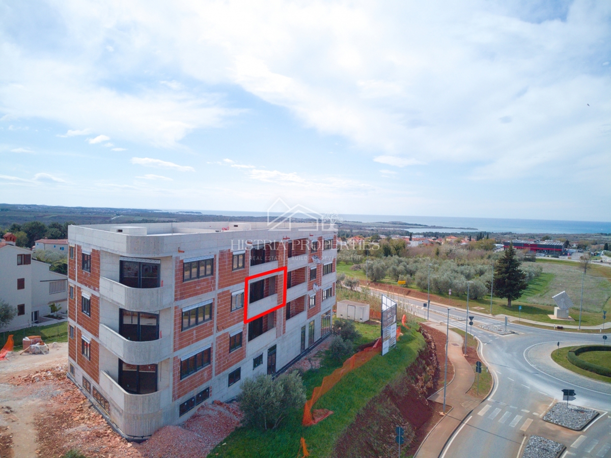 Una vista panoramica che dura nel tempo e un appartamento moderno in un edificio nuovo e di qualità vicino al mare.