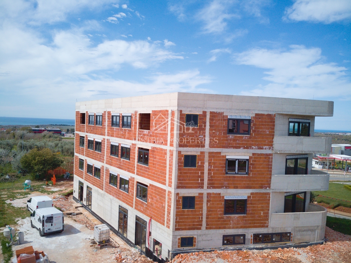 Una vista panoramica che dura nel tempo e un appartamento moderno in un edificio nuovo e di qualità vicino al mare.