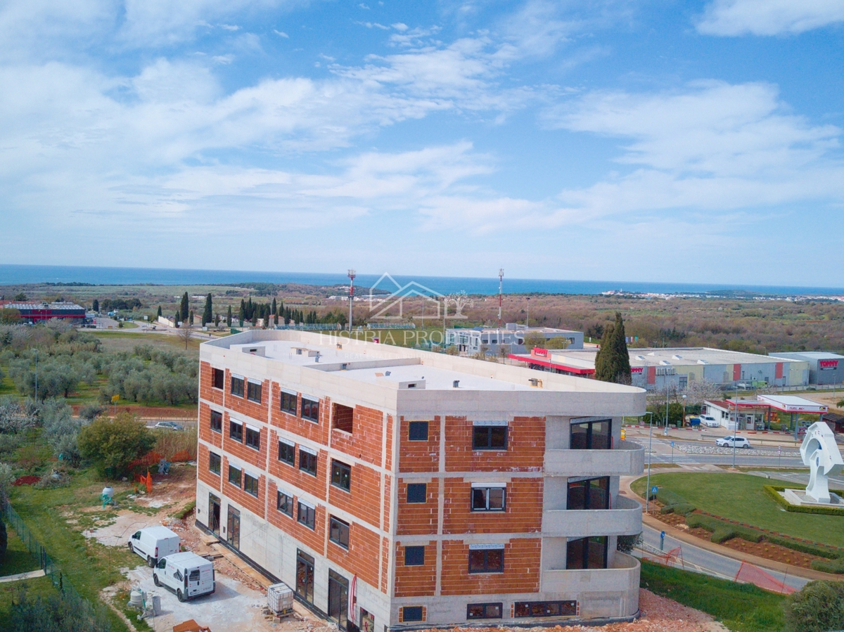 Una vista panoramica che dura nel tempo e un appartamento moderno in un edificio nuovo e di qualità vicino al mare.