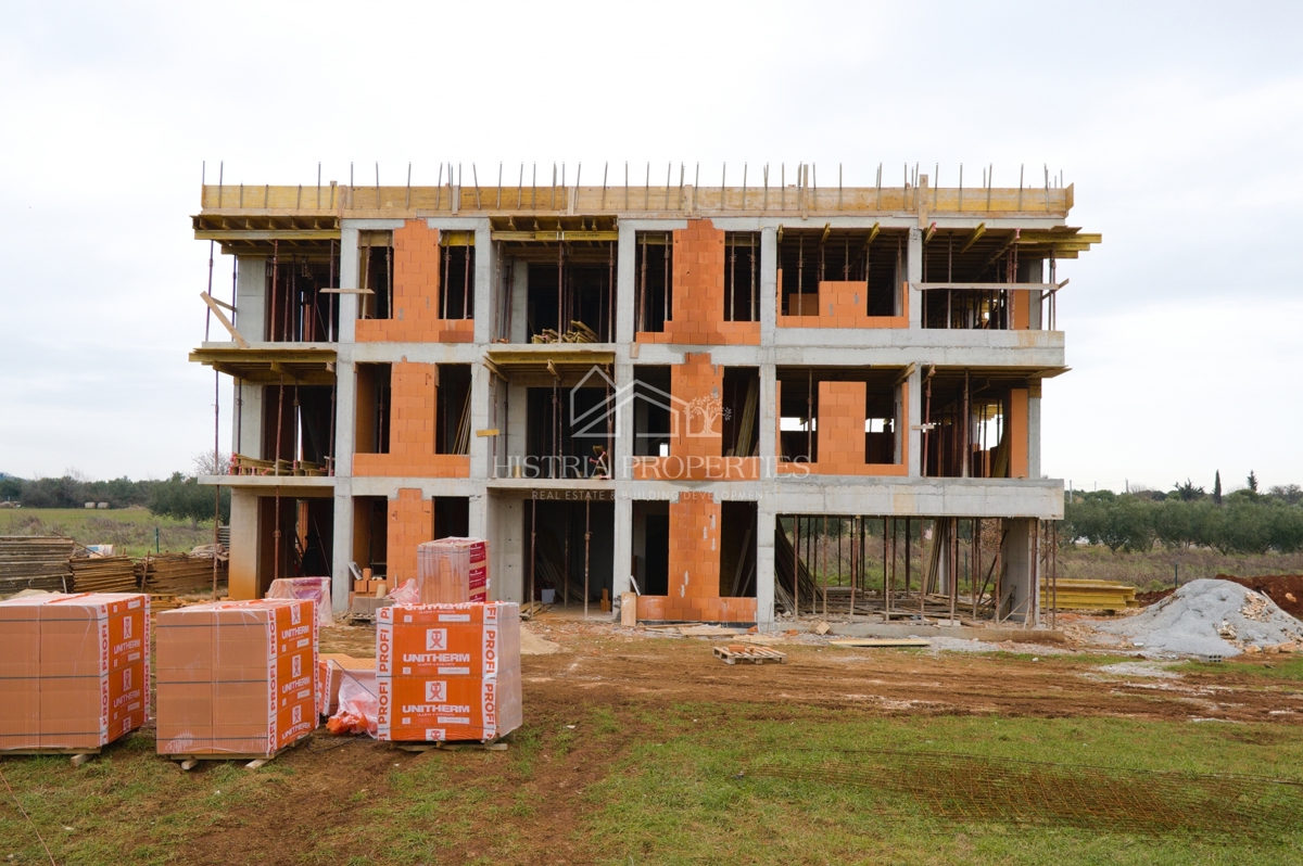 Confortevole appartamento con 3 camere da letto, cucina attrezzata e 2 terrazze