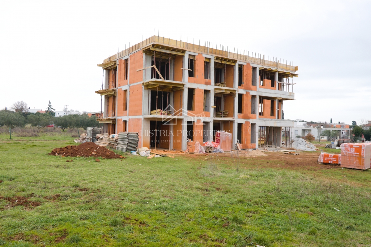 Confortevole appartamento con 3 camere da letto, cucina attrezzata e 2 terrazze