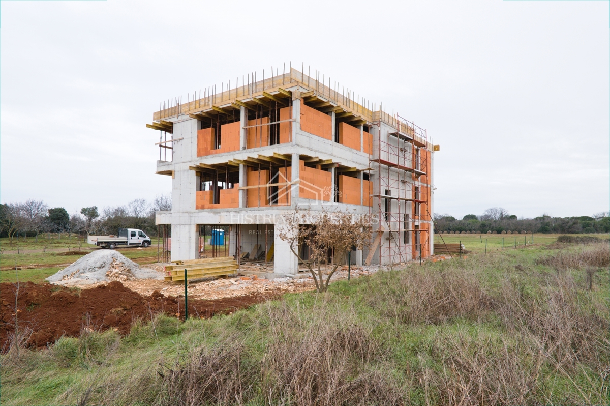 Confortevole appartamento con 3 camere da letto, cucina attrezzata e 2 terrazze