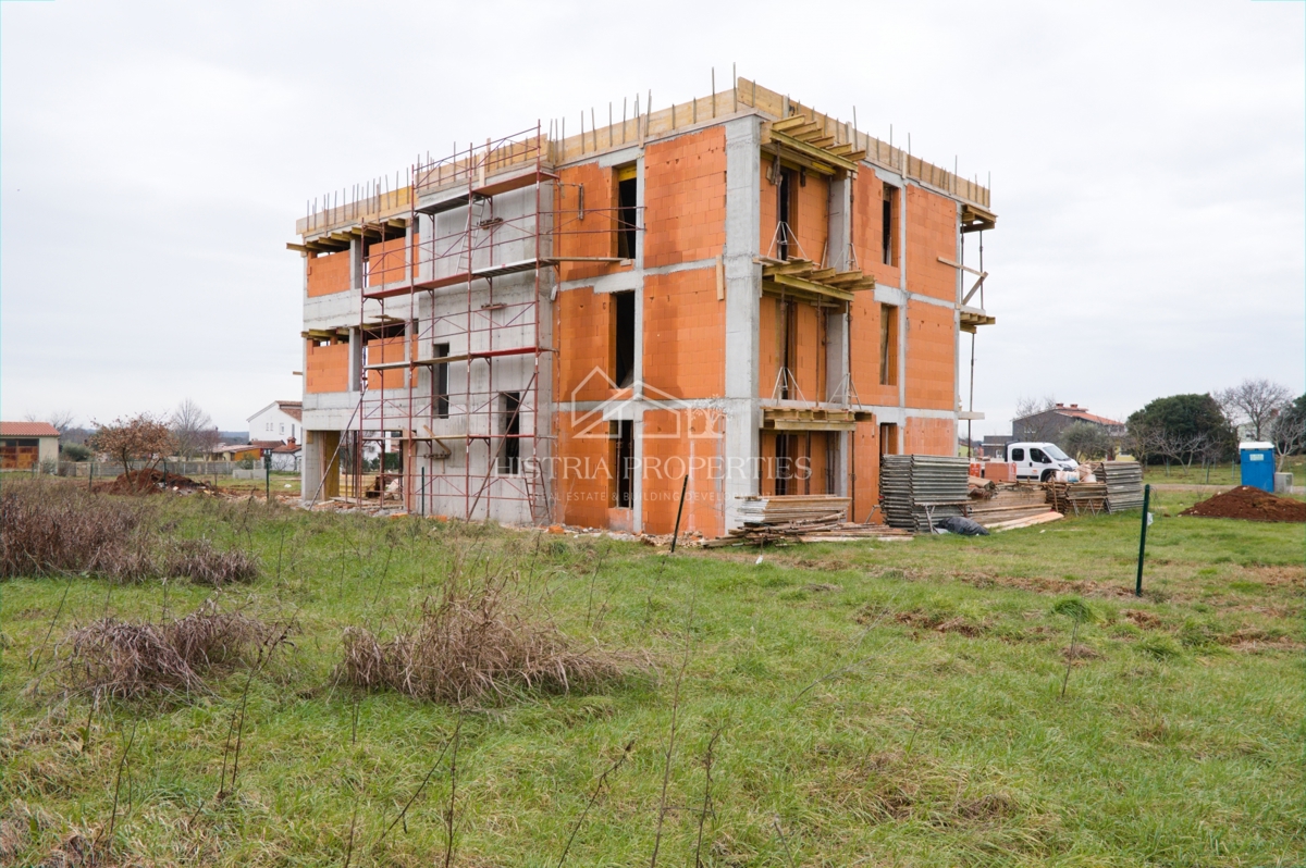 Confortevole appartamento con 3 camere da letto, cucina attrezzata e 2 terrazze