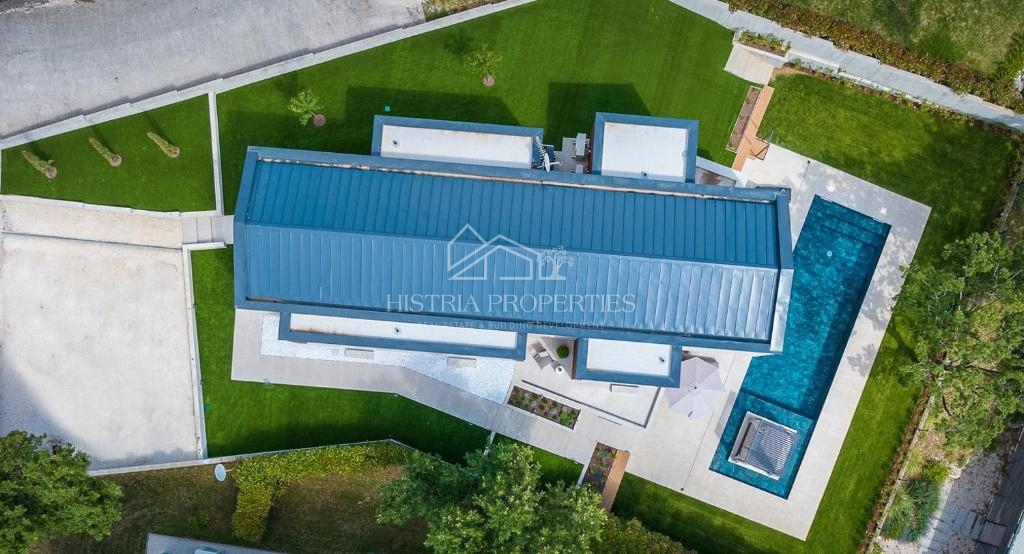 Villa di design arredata con cura nel centro di un luogo popolato vicino a Parenzo