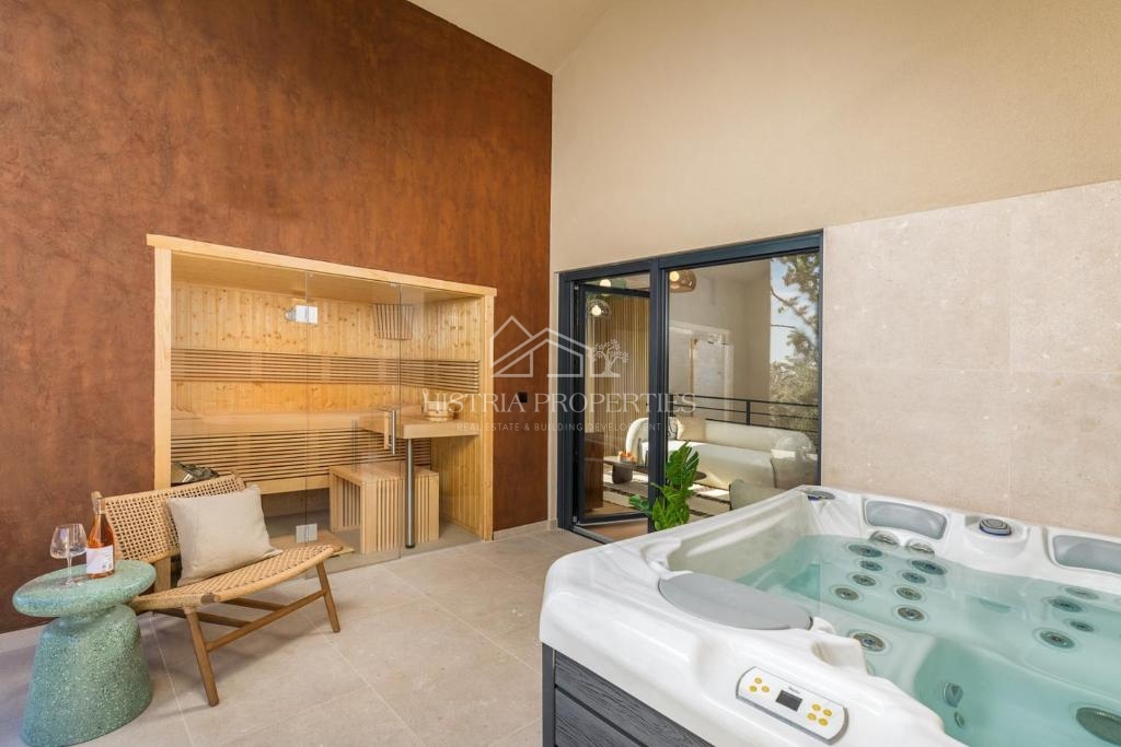 Villa di design arredata con cura nel centro di un luogo popolato vicino a Parenzo