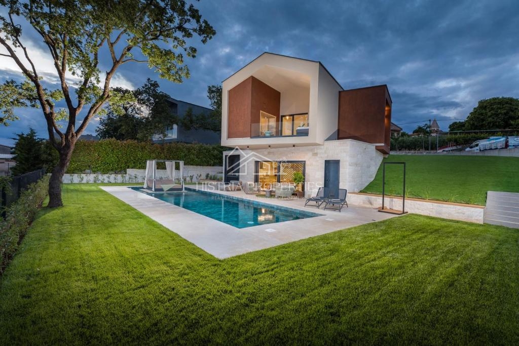 Villa di design arredata con cura nel centro di un luogo popolato vicino a Parenzo