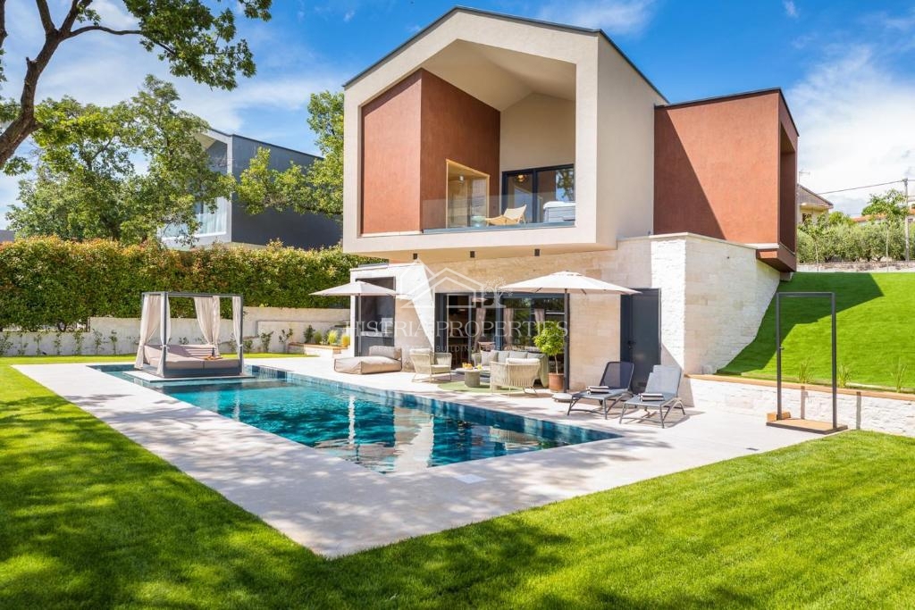 Villa di design arredata con cura nel centro di un luogo popolato vicino a Parenzo