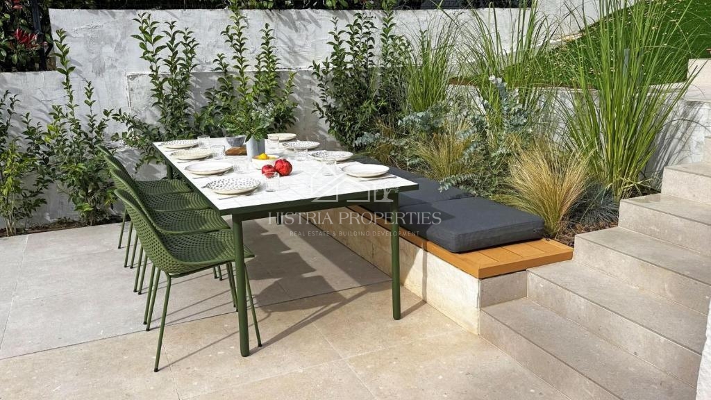 Villa di design arredata con cura nel centro di un luogo popolato vicino a Parenzo