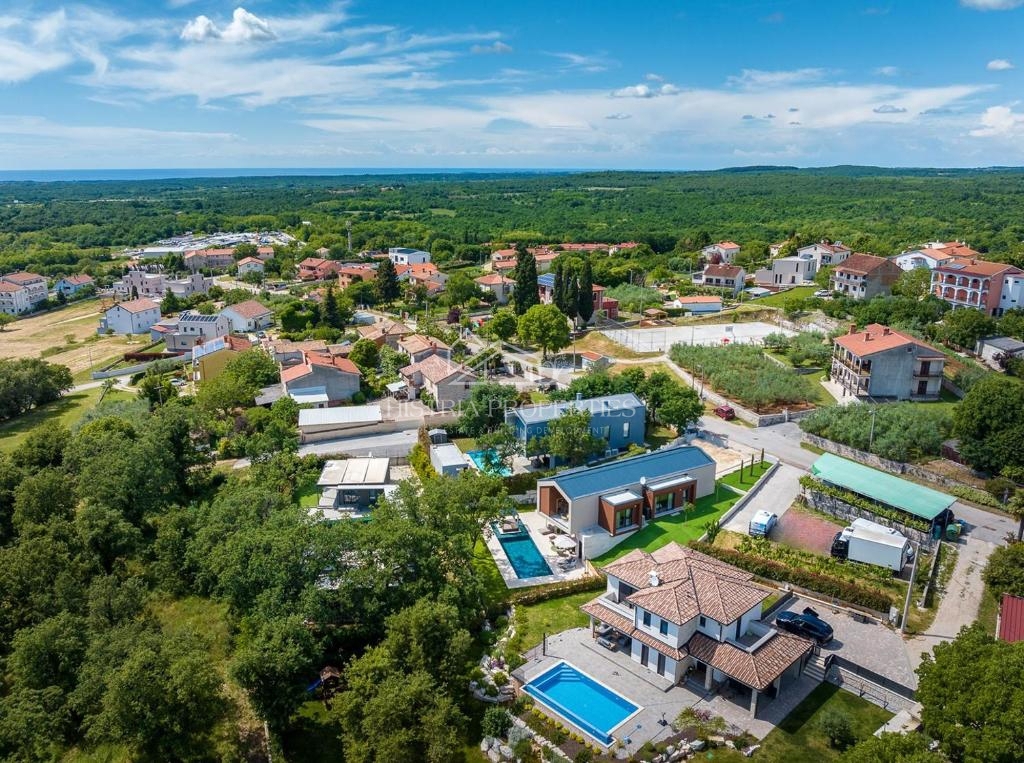 Villa di design arredata con cura nel centro di un luogo popolato vicino a Parenzo