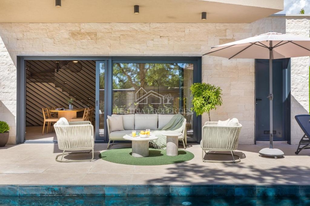 Villa di design arredata con cura nel centro di un luogo popolato vicino a Parenzo