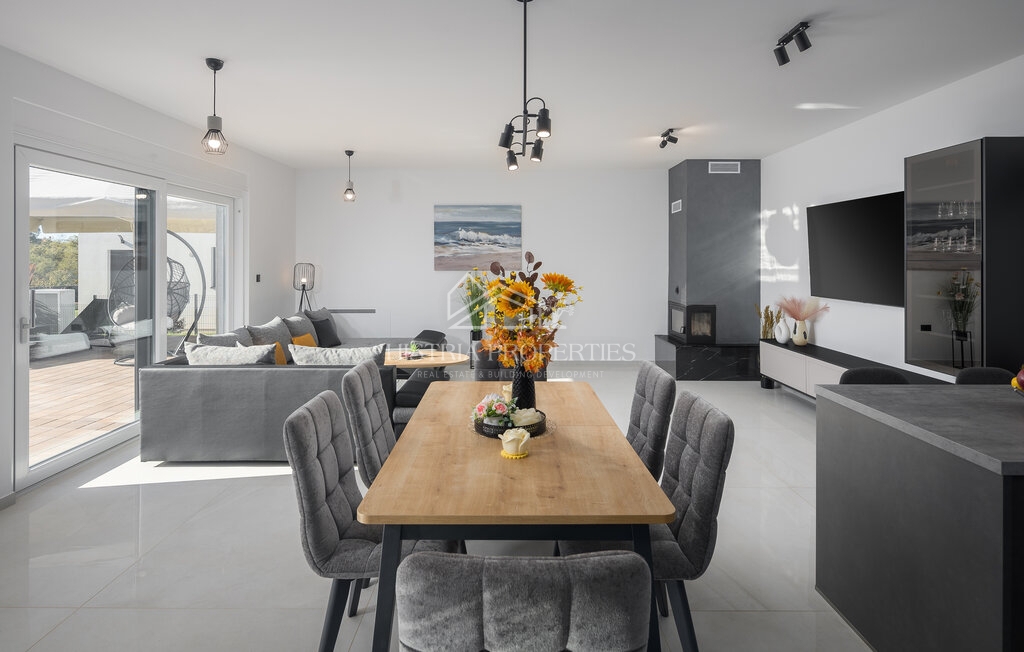 Una nuova villa dal design moderno, completamente attrezzata, in una posizione ricercata