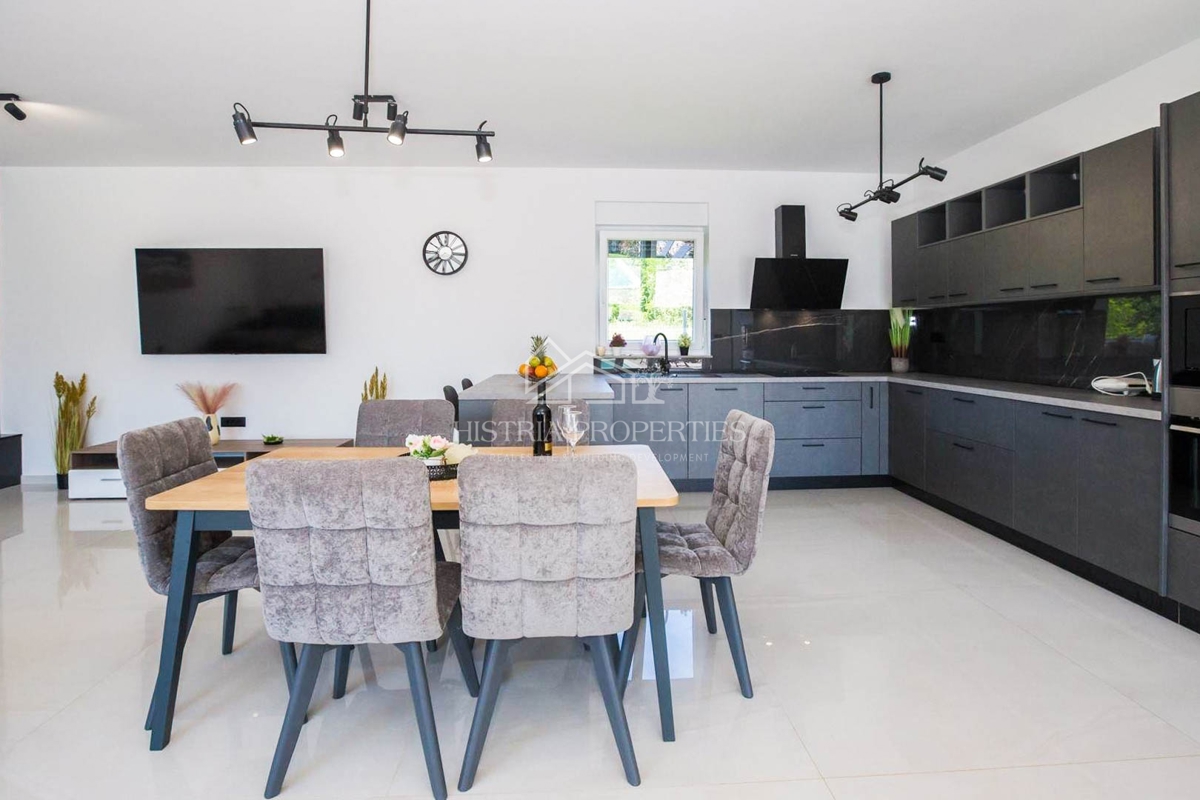 Una nuova villa dal design moderno, completamente attrezzata, in una posizione ricercata
