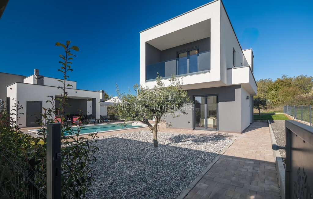 Una nuova villa dal design moderno, completamente attrezzata, in una posizione ricercata