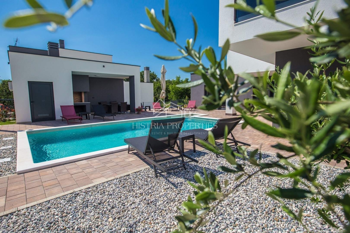 Una nuova villa dal design moderno, completamente attrezzata, in una posizione ricercata