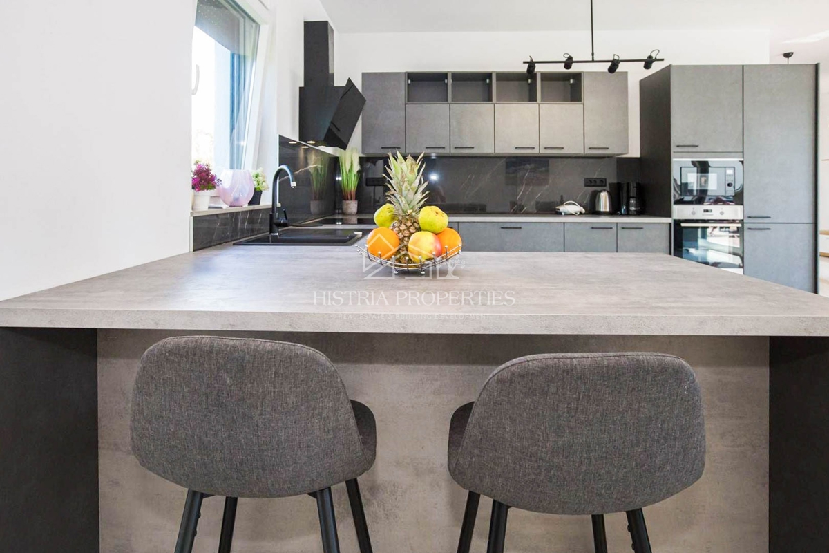 Una nuova villa dal design moderno, completamente attrezzata, in una posizione ricercata