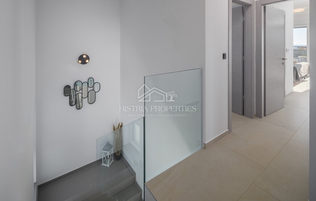 Una nuova villa dal design moderno, completamente attrezzata, in una posizione ricercata