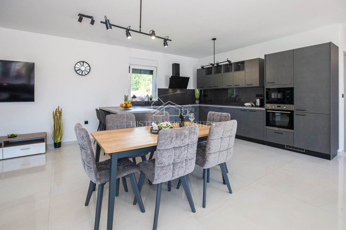 Una nuova villa dal design moderno, completamente attrezzata, in una posizione ricercata