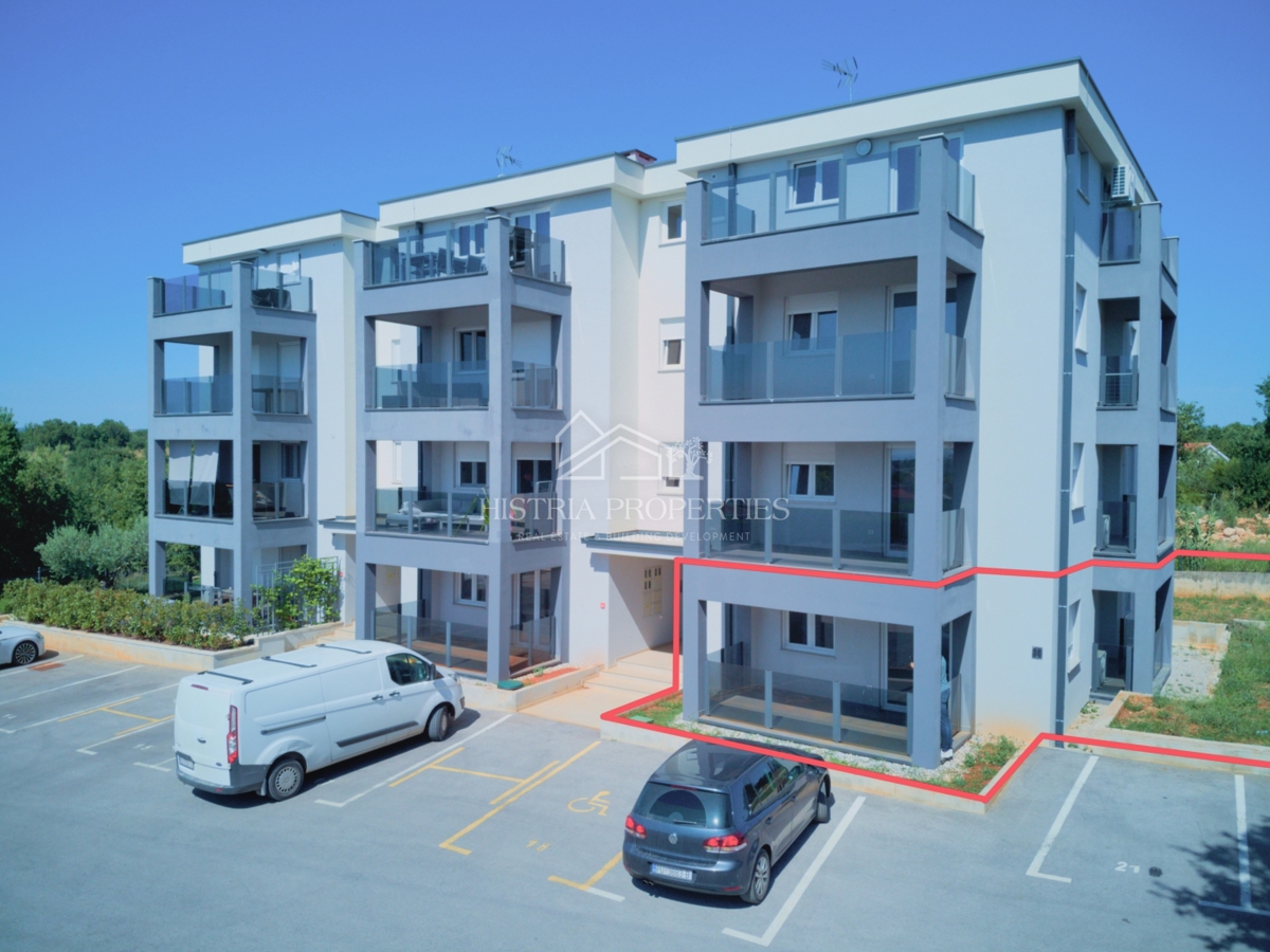 Nuovo appartamento con ampio cortile vicino a Parenzo