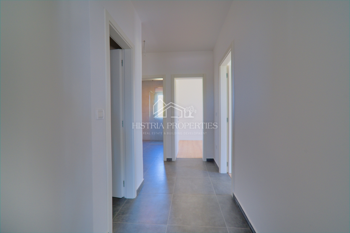 Nuovo appartamento con ampio cortile vicino a Parenzo