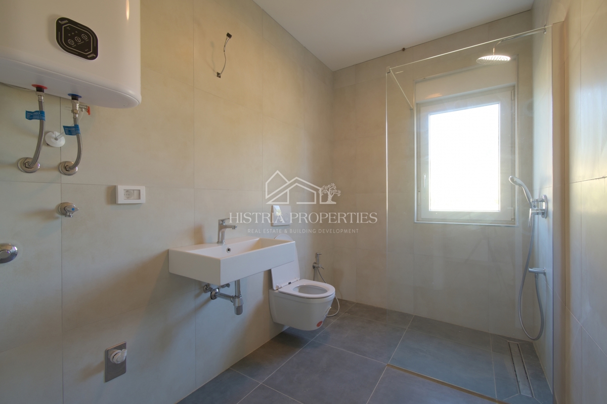 Nuovo appartamento con ampio cortile vicino a Parenzo