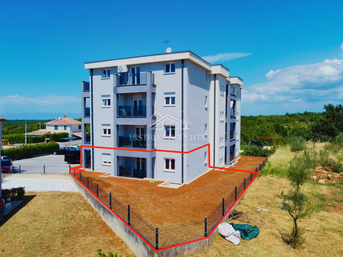 Nuovo appartamento con ampio cortile vicino a Parenzo