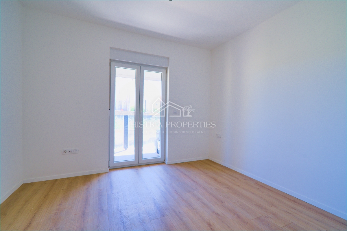 Nuovo appartamento con ampio cortile vicino a Parenzo