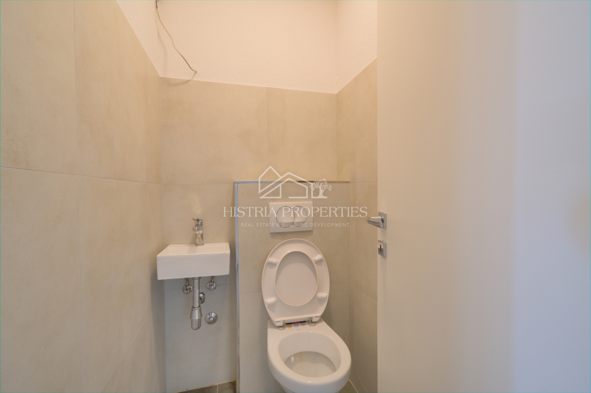 Nuovo appartamento con ampio cortile vicino a Parenzo