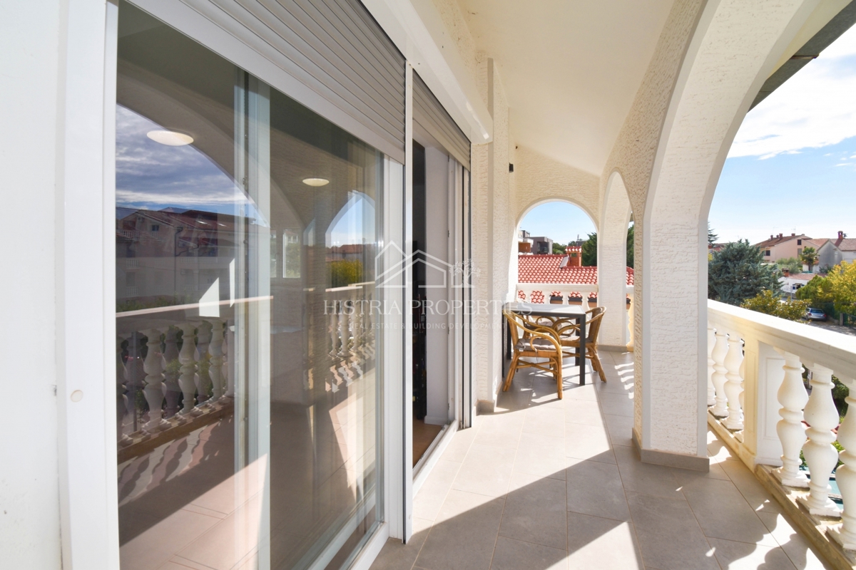 Appartamento confortevole e arredato nella periferia di Parenzo con 2 terrazze