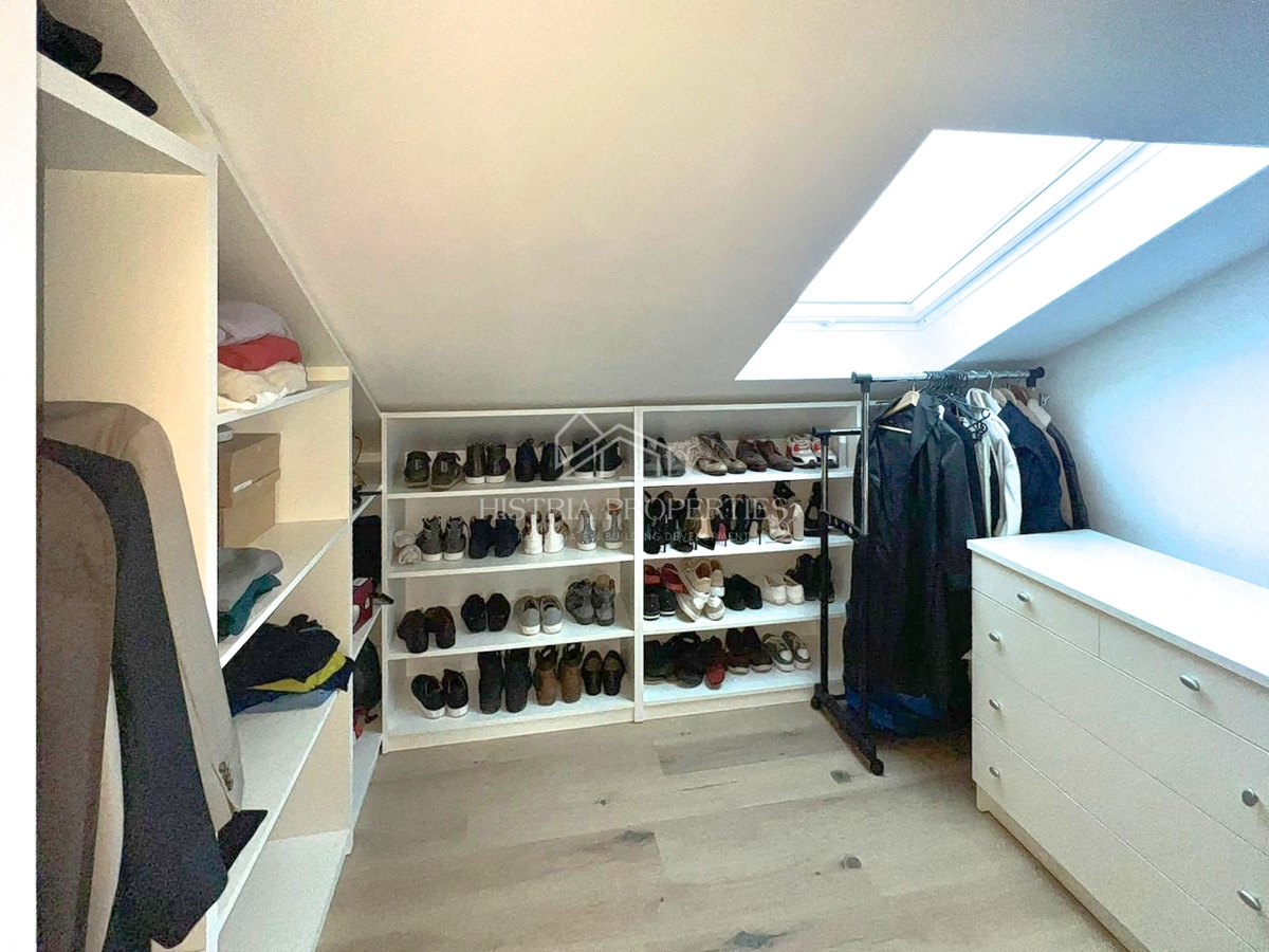 Appartamento confortevole e arredato nella periferia di Parenzo con 2 terrazze