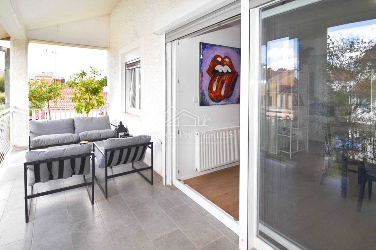 Appartamento confortevole e arredato nella periferia di Parenzo con 2 terrazze