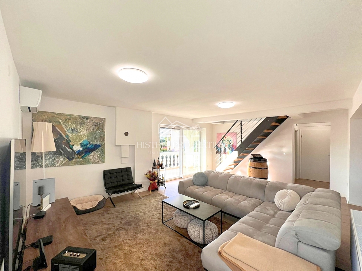 Appartamento confortevole e arredato nella periferia di Parenzo con 2 terrazze