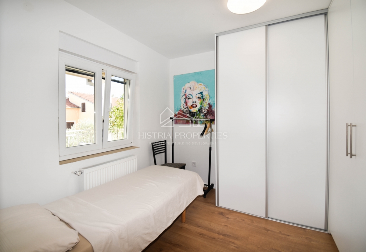 Appartamento confortevole e arredato nella periferia di Parenzo con 2 terrazze