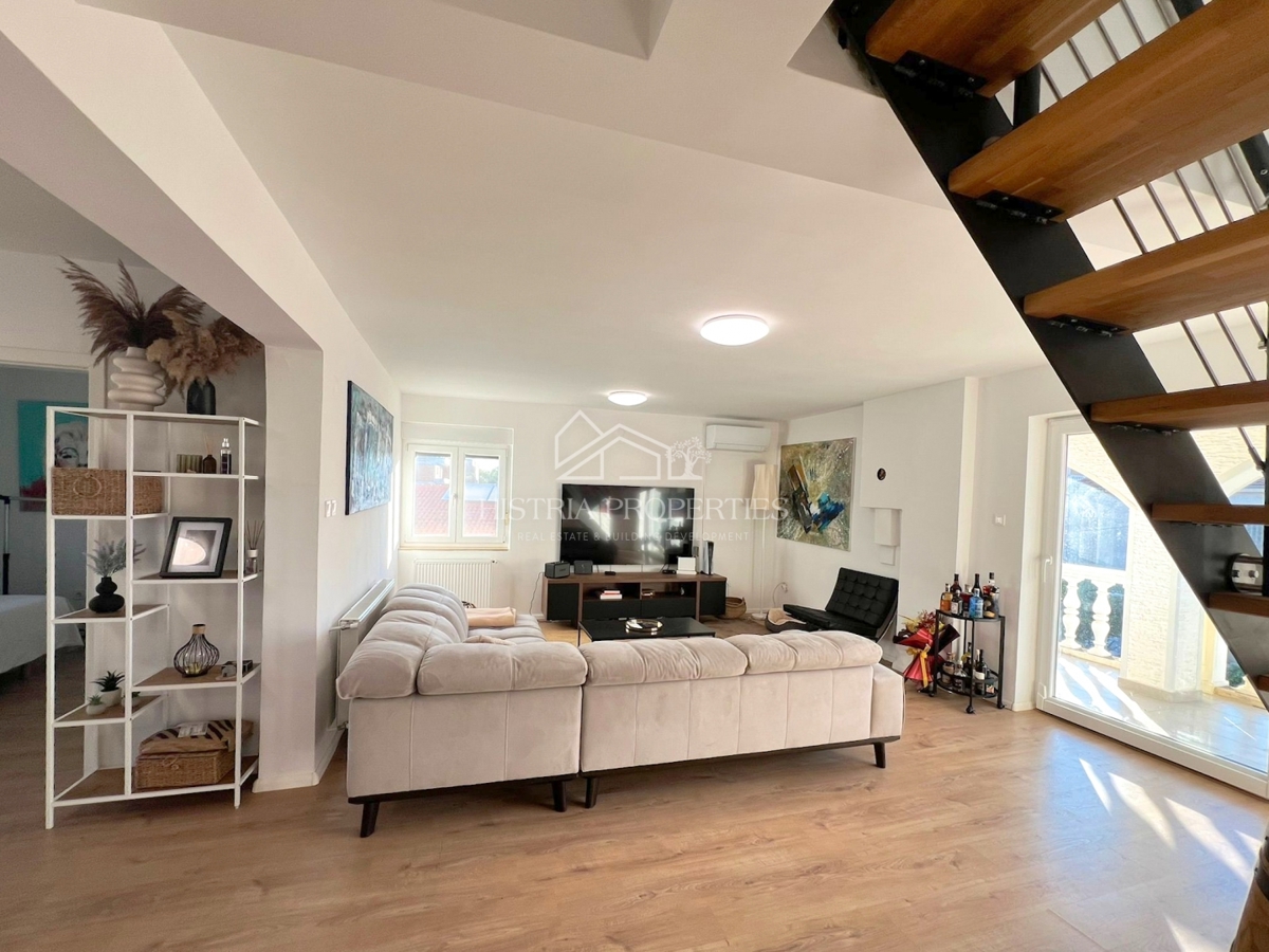 Appartamento confortevole e arredato nella periferia di Parenzo con 2 terrazze