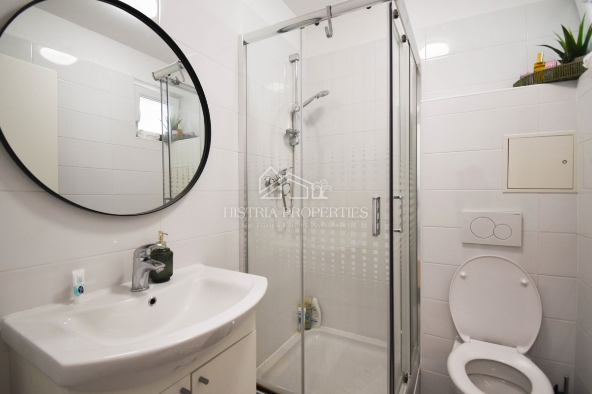 Appartamento confortevole e arredato nella periferia di Parenzo con 2 terrazze