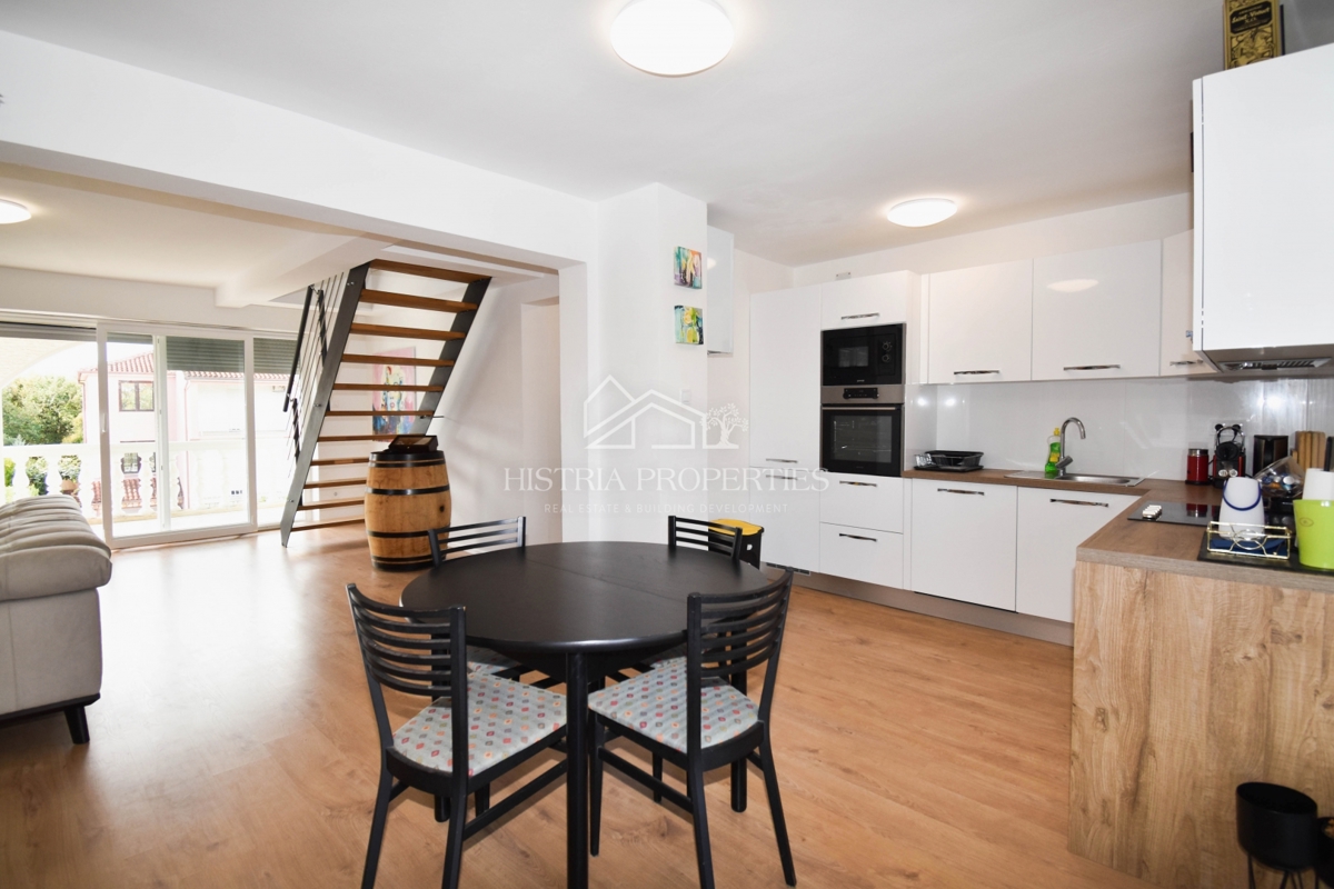 Appartamento confortevole e arredato nella periferia di Parenzo con 2 terrazze